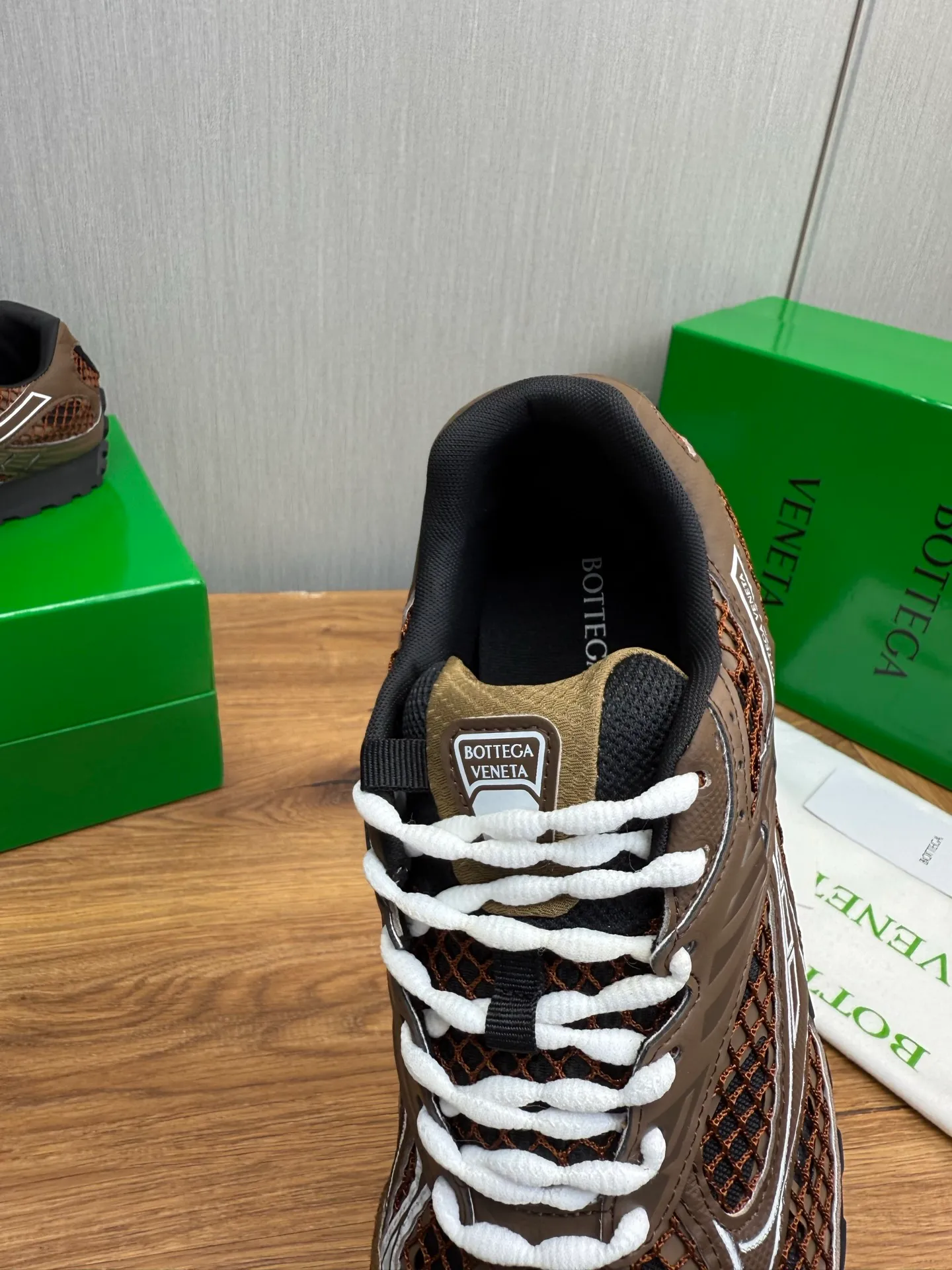 Men's men's shoes 💰620💰 BV top version 𝘽𝙊𝙏𝙏𝙀𝙂𝘼 𝙑𝙀𝙉𝙀𝙏𝘼 Orbit sneakers Wang Yibo same style couple style dad shoes 🩷💚 Runner sneakers, made of lightweight technical mesh fabric. Features a geometric patterned rubber outsole. Pay attention to the package craftsmanship ❕ High version shipping ❗️ Very nice, durable to play with and durable to make ✔️ Standard version 💯💯 The outsole is made of color-blocked TPU outsole. Women’s model 35-41 (40 41 customized) Men’s model 39-46 (45.46 customized) Equipped with original packaging
